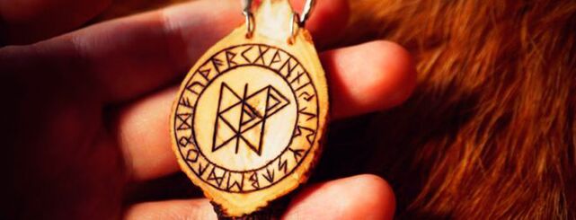 Runen op den Amulett vu Gléck